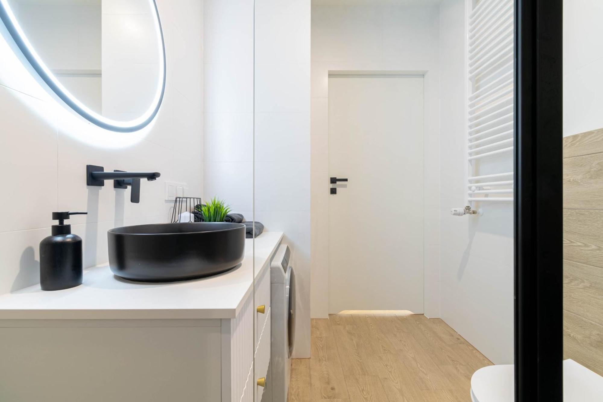 Blue Apartment Ceglana - Free Parking - Self Check-In คาโตวีตเซ ภายนอก รูปภาพ